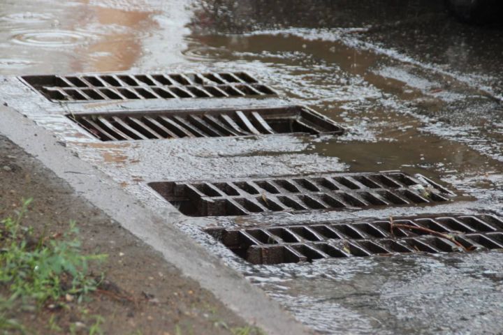 В Луганске ливневые канализации не справляются с потоком воды: спасатели откачали 250 кубических метров жидкости