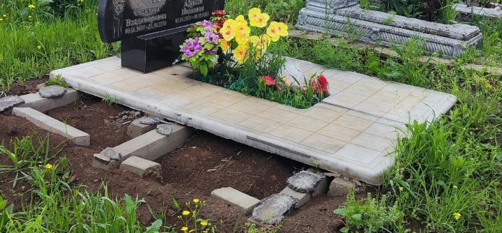 Ничего святого: на кладбище в Свердловске с могилы вандалы украли надгробную плиту