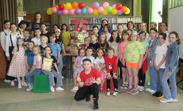 «Читать книги – совершать новые открытия»: библиотека Краснодона отметила 75-летний юбилей