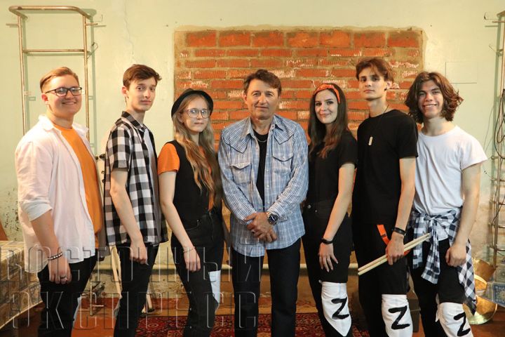 Школьный ансамбль «Парадиз» из Свердловска выступил на одной сцене с группой «Чайф»