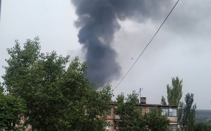 ВСУ обстреляли Луганск: возгорание зафиксировано в районе завода ОР