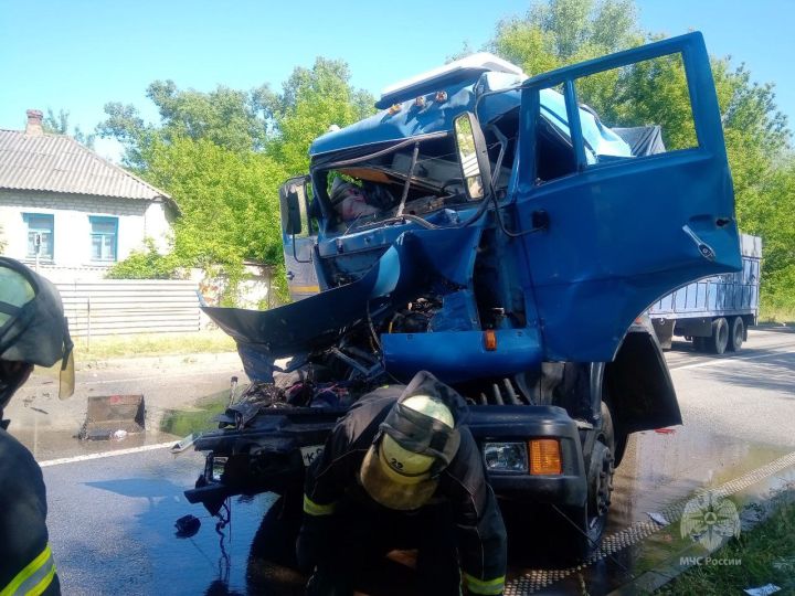 Машины всмятку: за прошедшие сутки в ЛНР произошли два серьёзных ДТП с пострадавшими