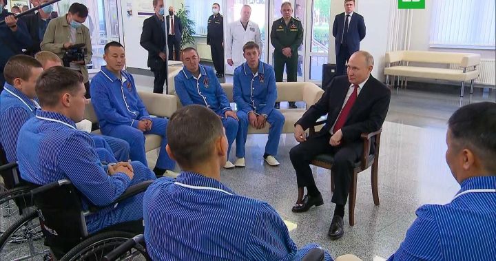 Путин посетил бойцов СВО в госпитале Вишневского