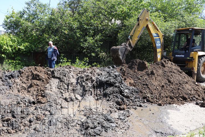 На Спортивной в Свердловске ремонтируют канализационный коллектор