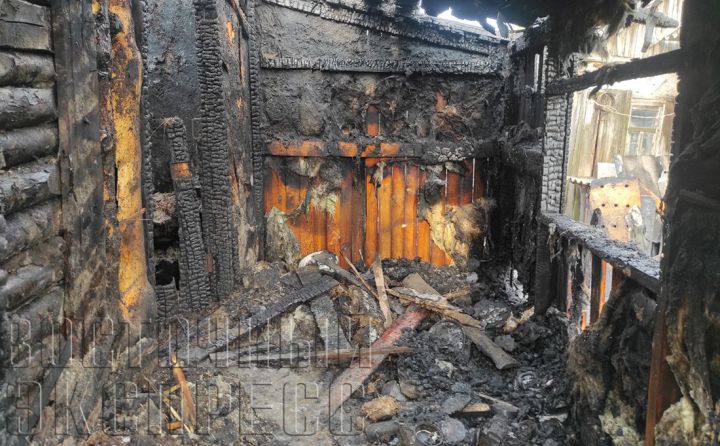 В поселке Ленинский Свердловского района сгорел жилой дом