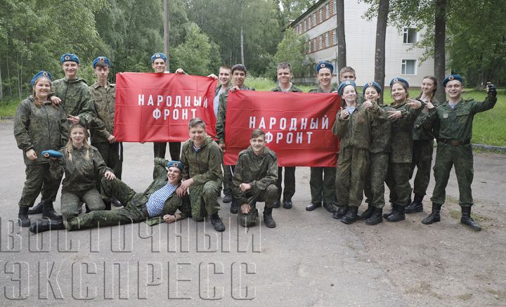 Курсанты из Свердловска совершили прыжки с парашютом в Подмосковье