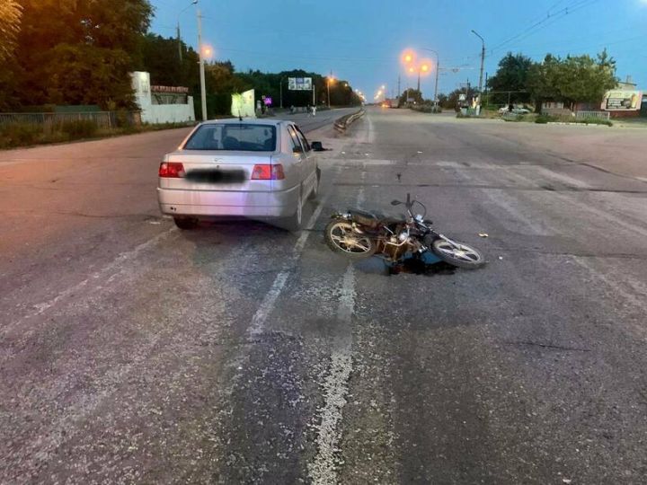 В одном из городов ЛНР подросток на мопеде столкнулся с легковушкой: есть пострадавшие