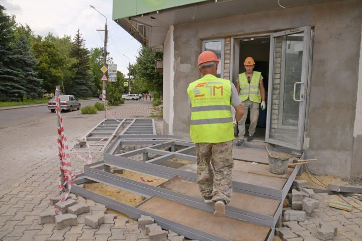 Российские строители ремонтируют в Свердловске здание для будущего отделения МФЦ