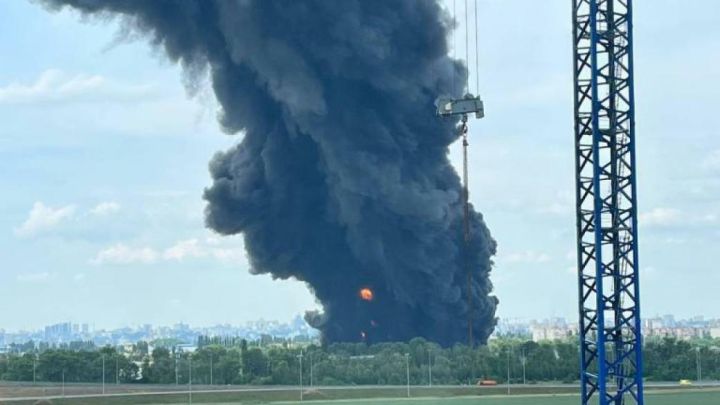 В Воронеже горит нефтебаза