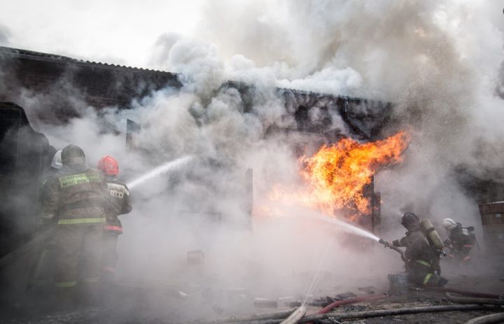 Луганские пожарные спасли мужчину из горящей котельной – МЧС