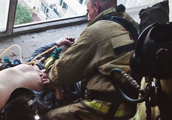 На пожаре в многоэтажке Луганска МЧСники спасли мужчину