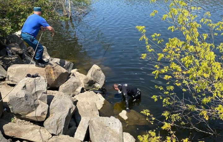 Из водоёма около Свердловска спасатели достали тело подростка