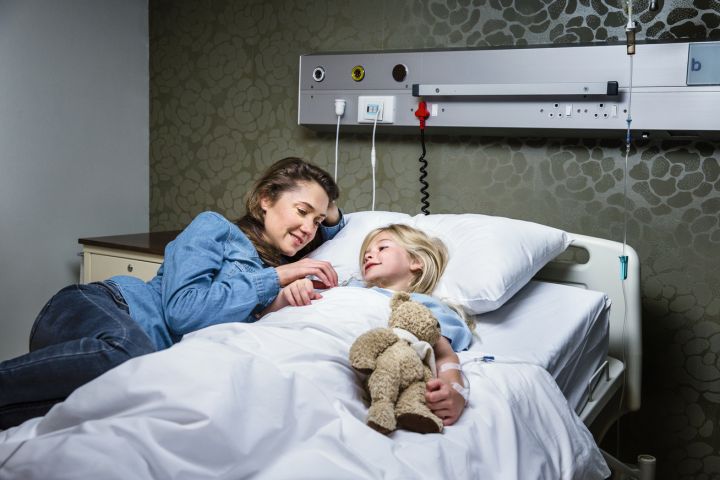 В Госдуме рассмотрят законопроект, согласно которому родители смогут оставаться с детьми в больнице
