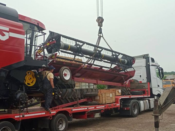 Первая партия сельскохозяйственной техники доставлена в ЛНР