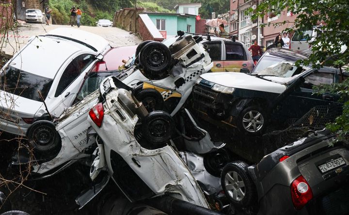 Внезапное наводнение: в Сочи потоком дождевой воды унесло 10 автомобилей