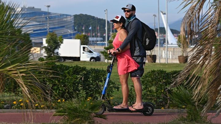 В Совфеде предложили штрафовать россиян за езду вдвоем на одном электросамокате