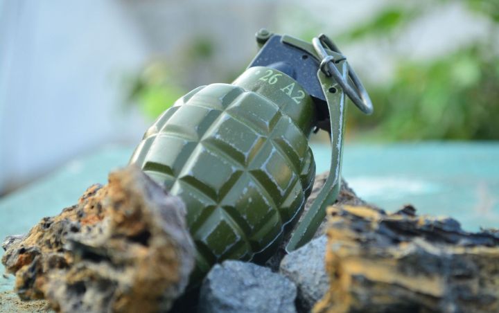 В Антраците мужчина кинул гранату в машину, где сидели его дочь и экс-супруга