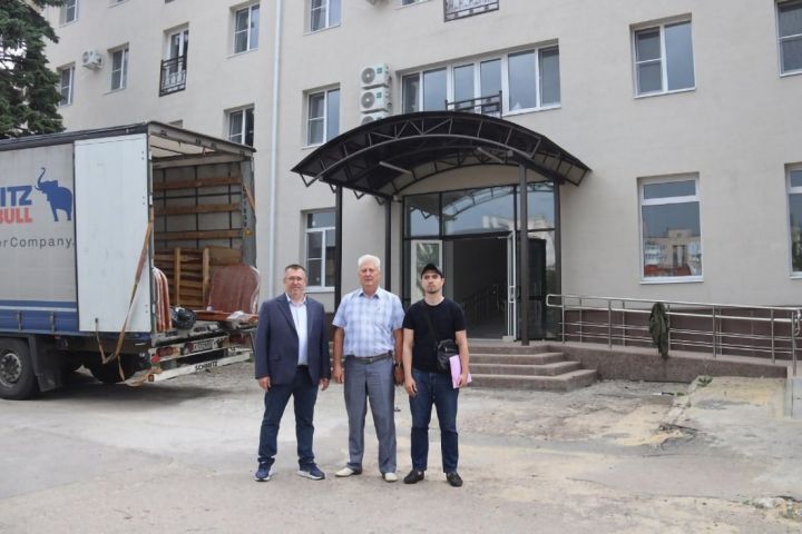 Тюменцы доставили партию мебели и сантехники в соцобщежитие Молодогвардейска