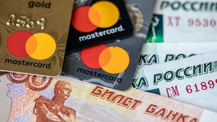 Мошенница украла с банковской карты жительницы Антрацита 150 тысяч рублей