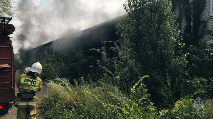 В одном из городов ЛНР горело помещение на территории обувной фабрики