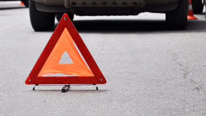 В Свердловске автомобиль сбил велосипедиста