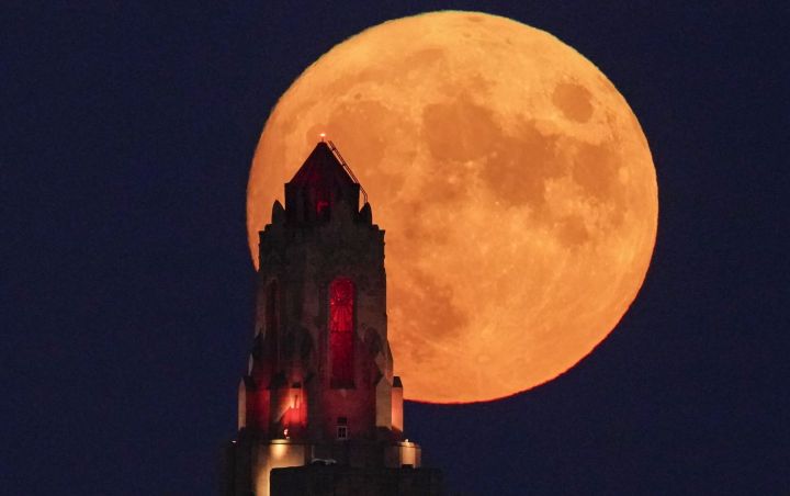 Астрономические чудеса: в первую ночь августа многие россияне наблюдали осетровое суперлуние