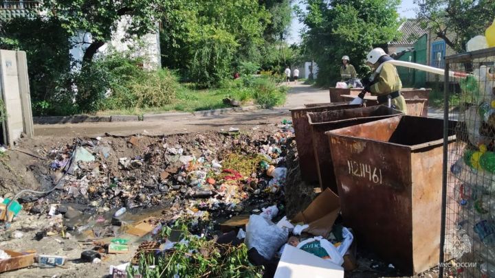 На квартале Молодёжный в Луганске горела свалка мусора