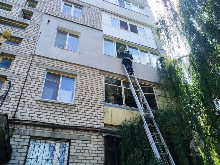 Луганские спасатели помогли открыть дверь в квартиру, где были заперты двое детей