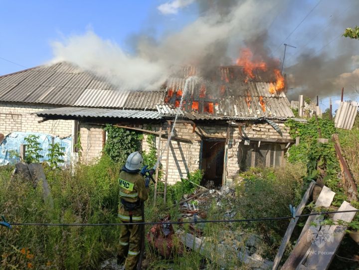 В одном из городов ЛНР горел жилой дом из-за обстрела ВСУ