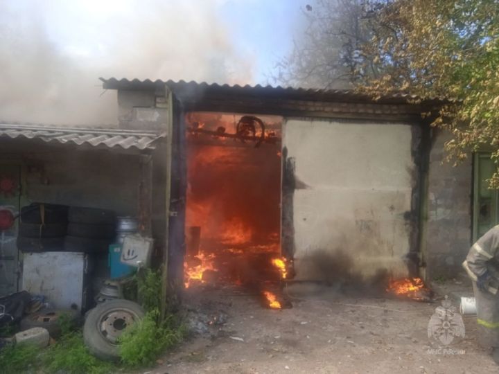 В одном из городов ЛНР горел гараж, в котором находился газовый баллон