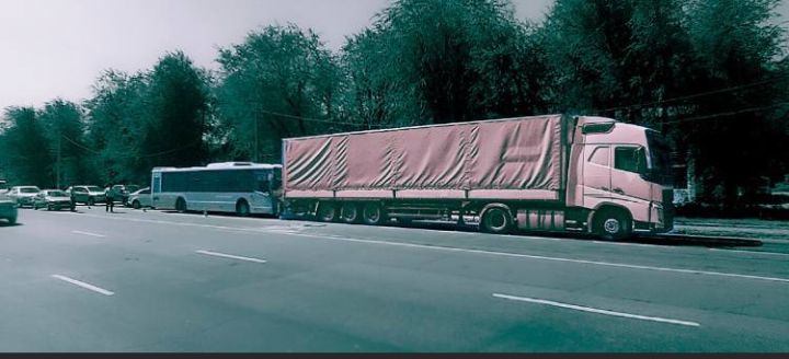 В Луганске автобус столкнулся с грузовиком: пострадало шесть человек