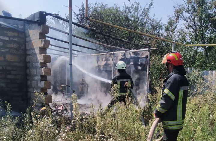 В одном из городов ЛНР в результате обстрела сгорел дом с гаражом