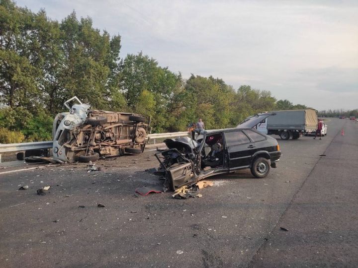 В одном из районов ЛНР произошло масштабное ДТП: есть погибшие и пострадавшие, в том числе девочка-подросток