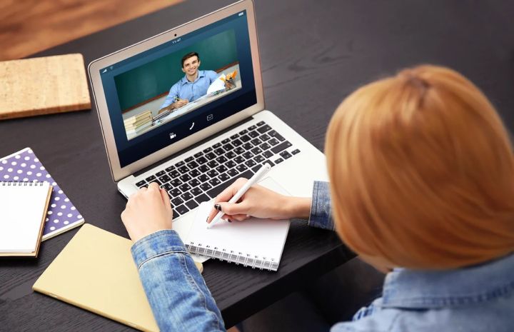 Родители школьников в ЛНР могут по желанию оставить детей обучаться дистанционно - Минобразования