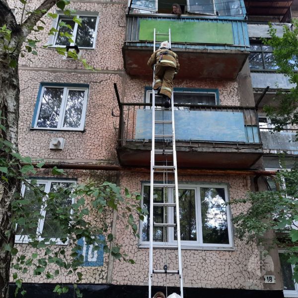 В одном из городов ЛНР спасатели вскрыли дверь квартиры, чтобы достать двухлетнего ребёнка