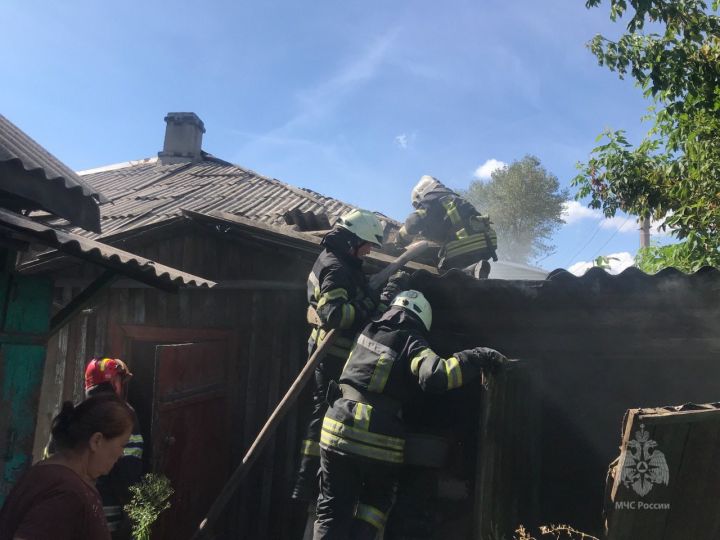 В одном из городов ЛНР горела хозпостройка