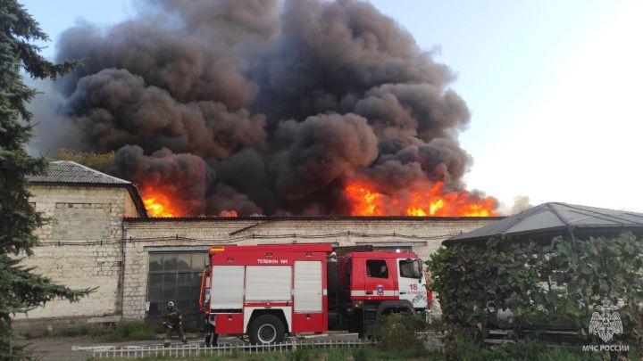 В одном из городов ЛНР сгорел и обрушился склад с углекислотой и пропаном – МЧС