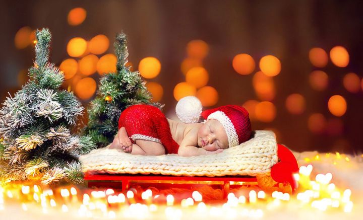 Не в капусте нашли, а под елкой: первые свердловчане 2022