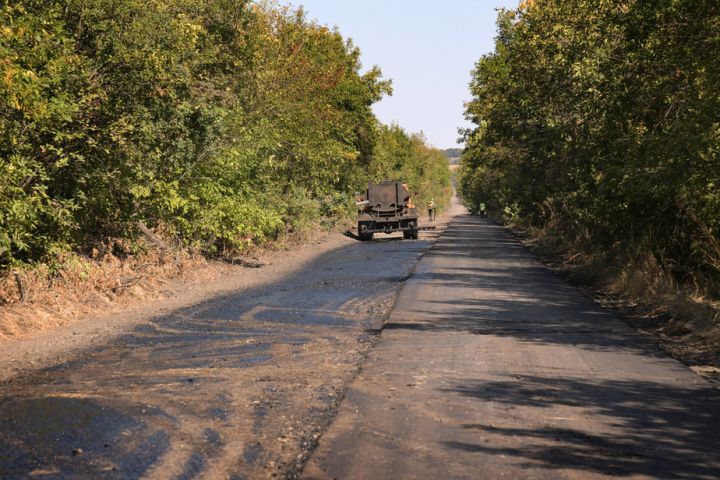 До села Провалье ведётся укладка нового асфальтового полотна