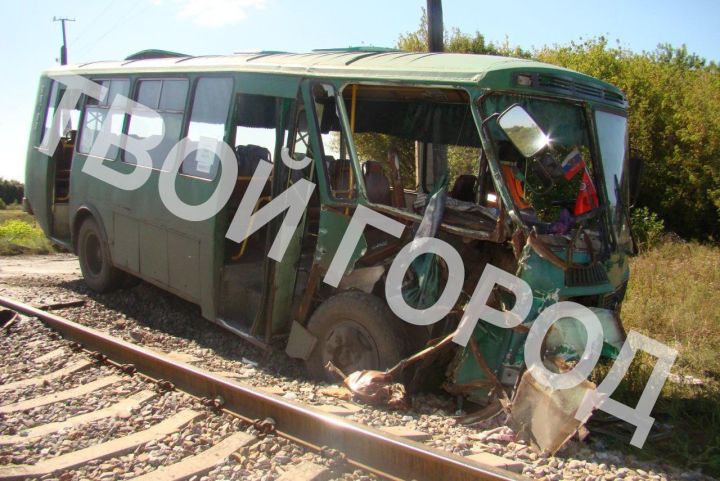 В Свердловске на ж/д переезде поезд сбил автобус