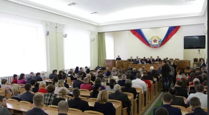 Политики, пенсионеры и директора: кого избрали депутатами Народного Совета жители ЛНР?