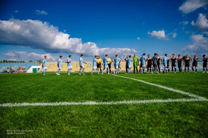 Свердловский «Шахтёр» обыграл футболистов из Евпатории со счётом 6:0