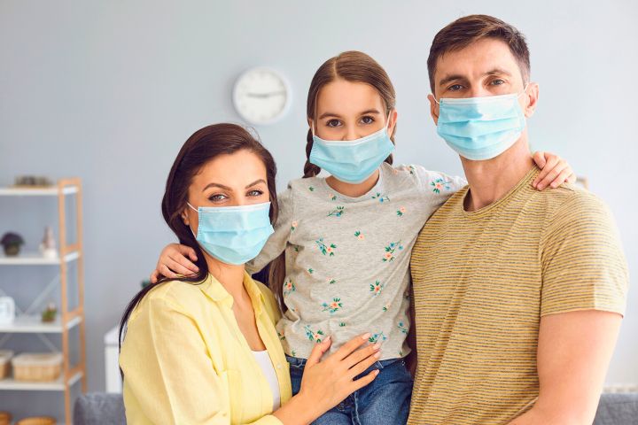 Инфекционист Викулов рассказал, когда в РФ могут ввести ограничения из-за нового штамма коронавируса