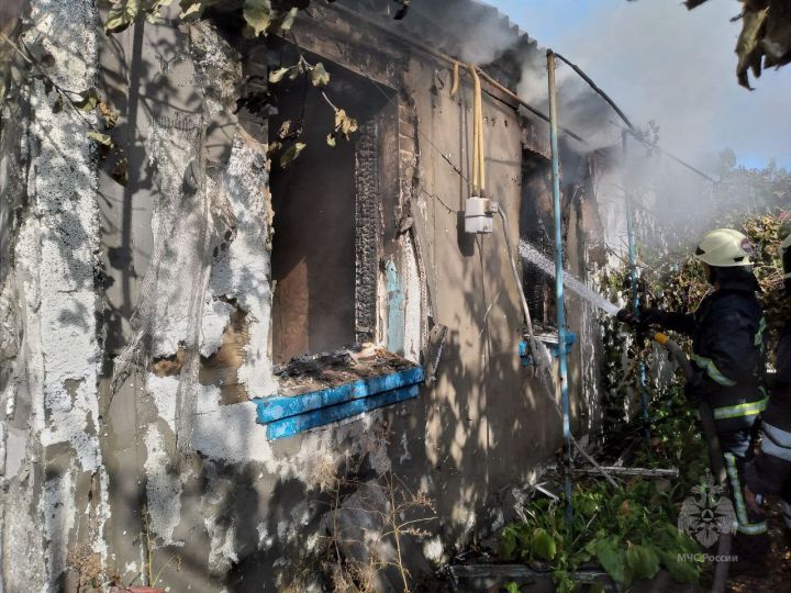 В одном из городов ЛНР сгорел нежилой дом