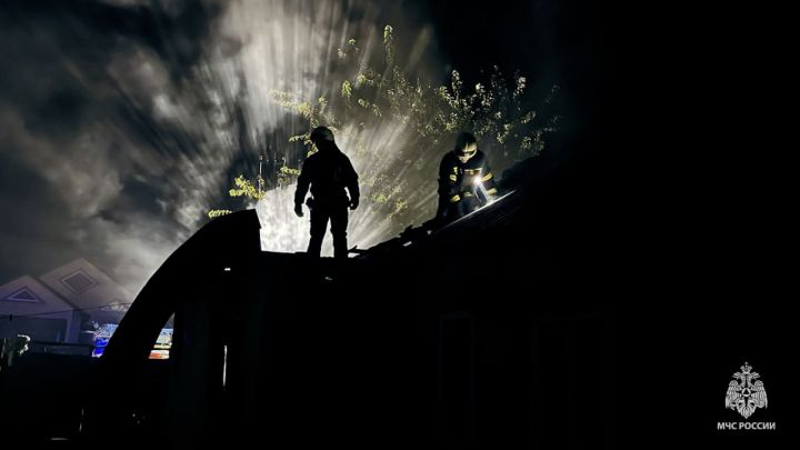 В одном из городов ЛНР спасатели больше 6 часов тушили пожар в доме