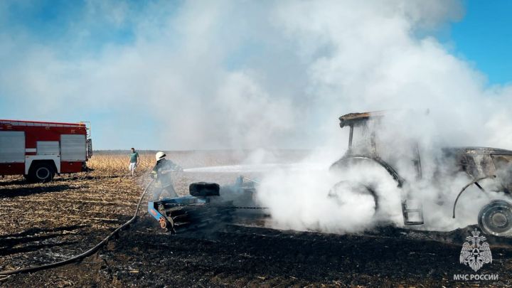 Во время сельхозработ на поле в одном из районов ЛНР сгорел трактор