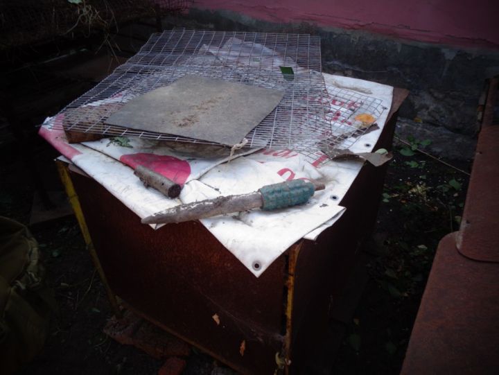 На одной из улиц Луганска местная жительница обнаружила подозрительные предметы