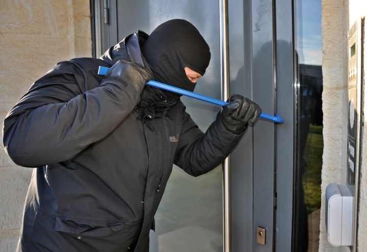 В Краснодонском районе задержали мужчину, который грабил жилые дома по ночам