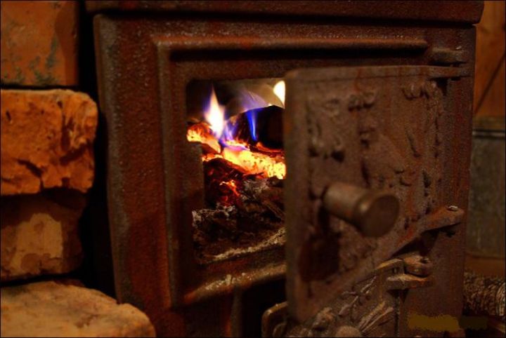 В Антрацитовском районе 81-летняя пенсионерка отравилась угарным газом