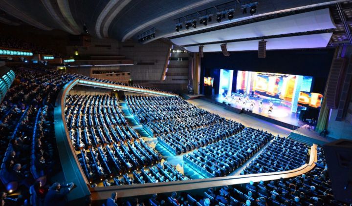 Луганчанка исполнила песню с министром просвещения РФ в Кремлевском дворце